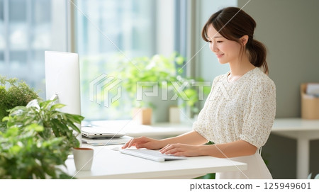 在寬敞乾淨的辦公室工作的女商人 125949601