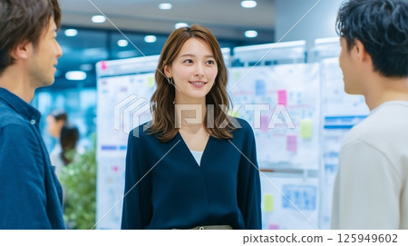 男女員工一邊開會一邊看著白板 125949602