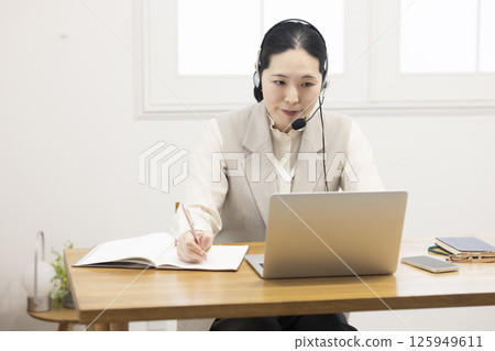 Women studying online 125949611