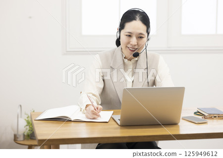 Women studying online 125949612