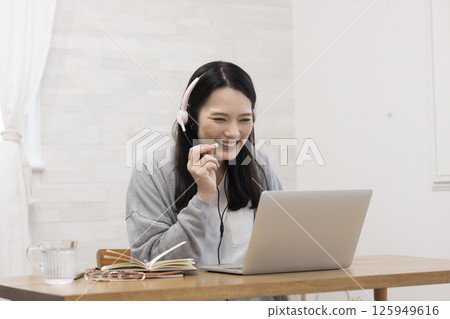 在網上學習的女性 在網上學習的女性 125949616