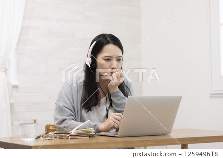 Women studying online Women studying online 125949618