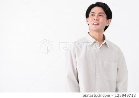 穿著長袖白襯衫的年輕人 125949718