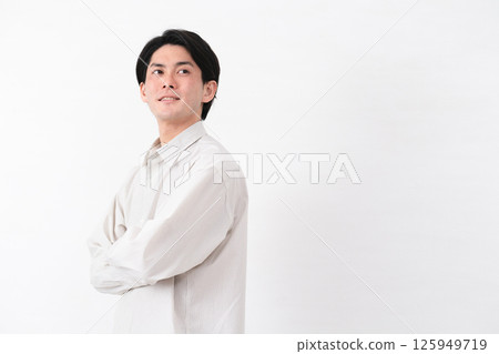 穿著長袖白襯衫的年輕人 穿著長袖白襯衫的年輕人 125949719