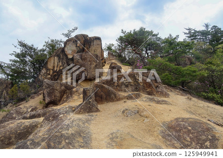 Mountain trails in the Konan Alps Mountain trails in the Konan Alps 125949941