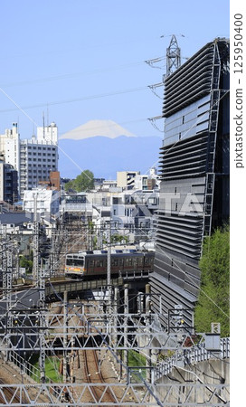 從東京理科大學（原東京工業大學）大岡山校區的「東京富士見坂」眺望富士山，遠處可見東急列車。 125950400