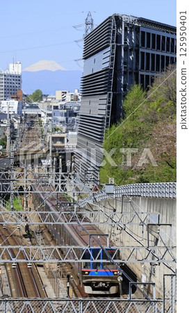 從東京理科大學（原東京工業大學）大岡山校區的「東京富士見坂」眺望富士山，遠處可見東急列車。 125950401