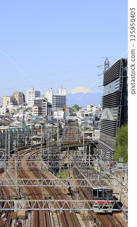 從東京理科大學（原東京工業大學）大岡山校區的「東京富士見坂」眺望富士山，遠處可見東急列車。 125950405