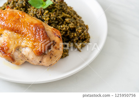 pesto fried rice with grilled chicken 125950756