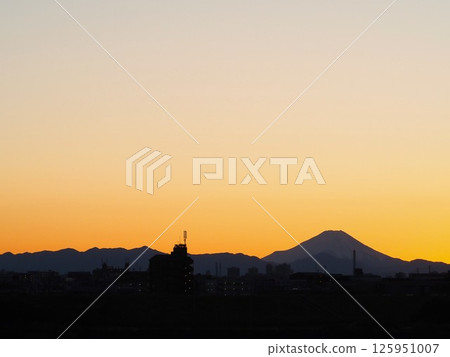 The silhouette of Mt. Fuji against the sunset The silhouette of Mt. Fuji against the sunset 125951007