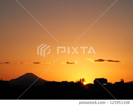 The setting sun and the silhouette of Mt. Fuji The setting sun and the silhouette of Mt. Fuji 125951106