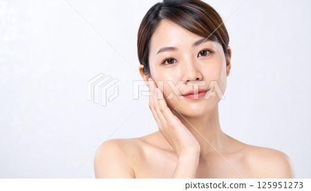 一位女士用雙手摀著臉 125951273