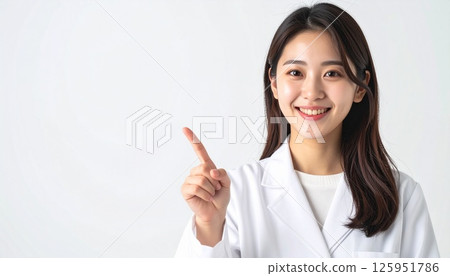一位女性白人女士 125951786