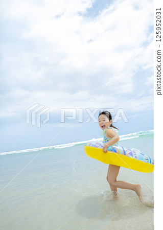 夏日海邊嬉戲的女孩 125952031