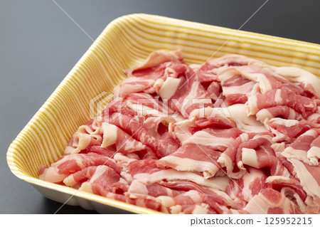 黑色背景中的牛肚肉 黑色背景中的牛肚肉 125952215