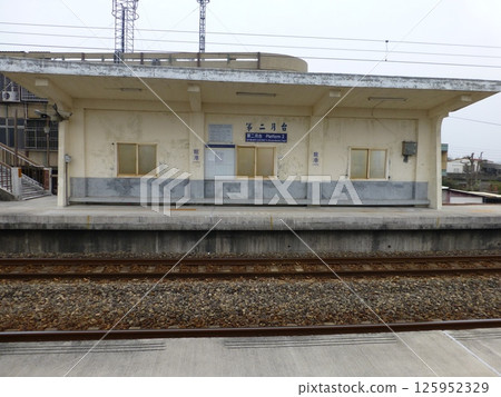 台灣苗栗-01.26.2014:後龍鎮台鐵海線龍港車站月台及軌道 台灣苗栗-01.26.2014:後龍鎮台鐵海線龍港車站月台及軌道 125952329