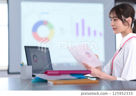 Young woman in casual clothes working 125952333