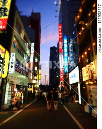 新宿西口餐飲和零售購物區的路景。夜晚。西洋鏡風格。 125952337