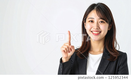 指著微笑的女商人 125952344