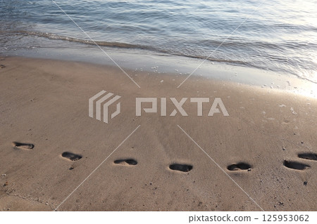 沙灘和海上的足跡 沙灘和海上的足跡 125953062