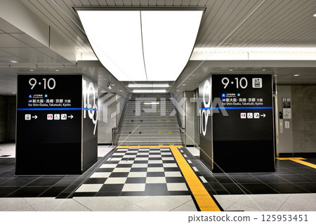 在JR大阪站內 在JR大阪站內 125953451