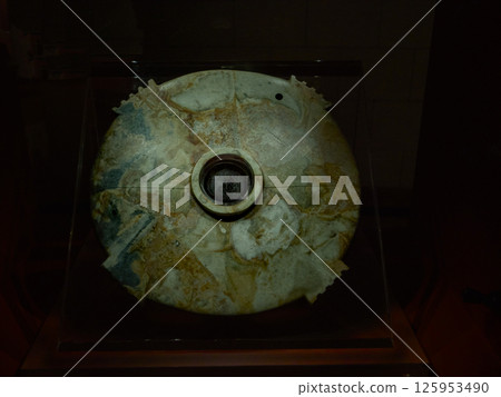 The collared jade tooth jade in the Jinsha Ruins Museum in Chengdu 125953490