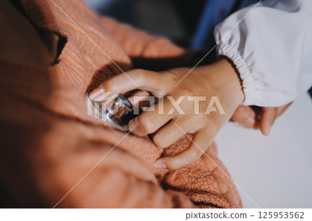 The doctor examines the patient's heart to analyze and listen to whether the heart rhythm is abnormal or normal in order to diagnose and draw conclusions from the patient for further treatment. The doctor examines the patient's heart to analyze and listen to whether the heart rhythm is abnormal or normal in order to diagnose and draw conclusions from the patient for further treatment. 125953562
