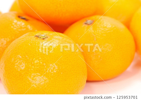 Arita mandarin oranges, yellow mandarins, Wakayama prefecture, bright background 125953701