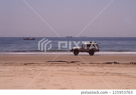 跑在海灘的汽車 125953763