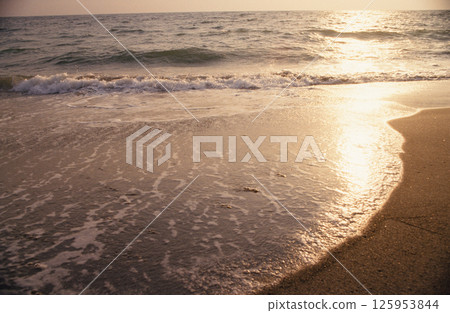 日落前的傍晚海景 日落前的傍晚海景 125953844