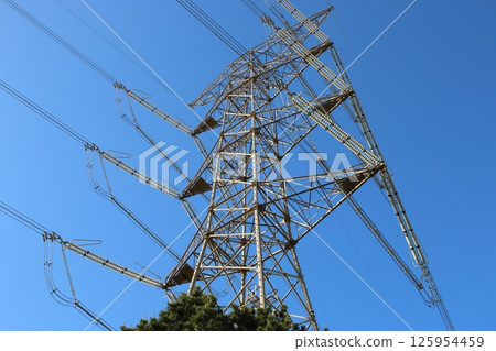 巨大的高壓電線塔，讓人聯想到怪物 125954459