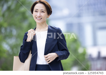一個女人用商務智能手機的肖像 一個女人用商務智能手機的肖像 125954743