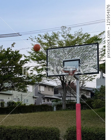 我拍攝了街頭球場的射擊練習。 125954876