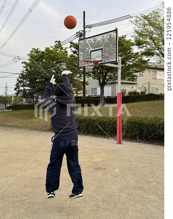 我拍攝了街頭球場的射擊練習。 125954886