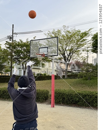 I filmed shooting practice on a street court. 125954887