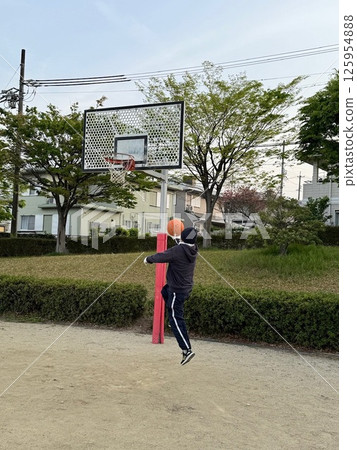 I filmed shooting practice on a street court. 125954888