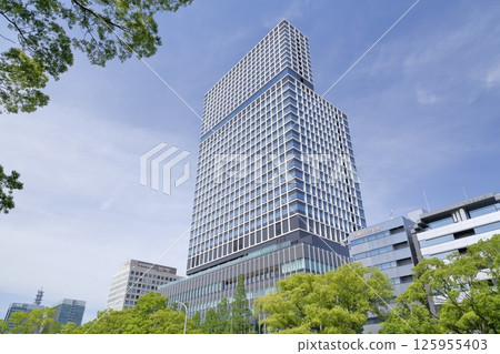 New Chunichi Building from the city park (Naka-ku, Nagoya City, Aichi Prefecture) 125955403