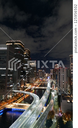 大阪站附近的夜景 125956502