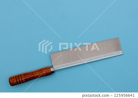 淺藍色背景上的鋸 125956641