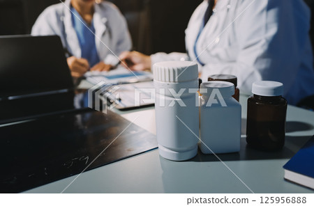 Male and female doctors are having a meeting in a hospital room. 125956888