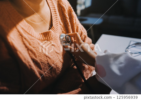 The doctor examines the patient's heart to analyze and listen to whether the heart rhythm is abnormal or normal in order to diagnose and draw conclusions from the patient for further treatment. The doctor examines the patient's heart to analyze and listen to whether the heart rhythm is abnormal or normal in order to diagnose and draw conclusions from the patient for further treatment. 125956939