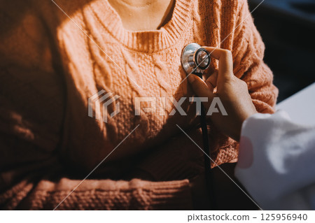 The doctor examines the patient's heart to analyze and listen to whether the heart rhythm is abnormal or normal in order to diagnose and draw conclusions from the patient for further treatment. 125956940