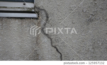 Cracked wall Cracked wall 125957132