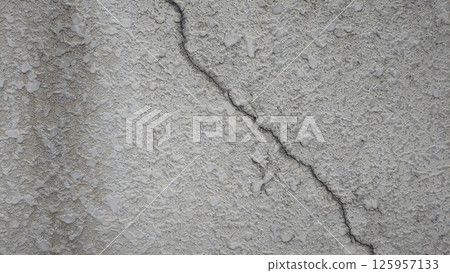 Cracked wall 125957133