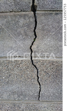 Cracked block wall Cracked block wall 125957753
