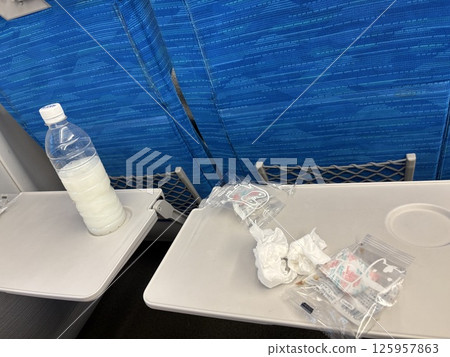 Tourists littering the bullet train with snacks they've eaten 125957863