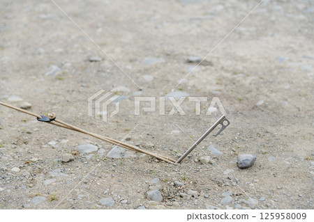[Solo camping at an auto campsite: pegs and guy ropes] 125958009