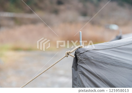 [Autocamping on the Nakatsugawa Riverbed: Tent guy ropes] 125958013