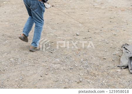 [Autocamping on the Nakatsugawa riverbed: packing up tents] 125958018