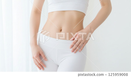 白皮膚女人美麗纖細的腰線 125959008